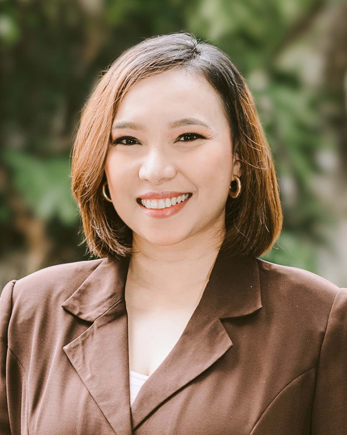HEADSHOTcropped-Janine F-2