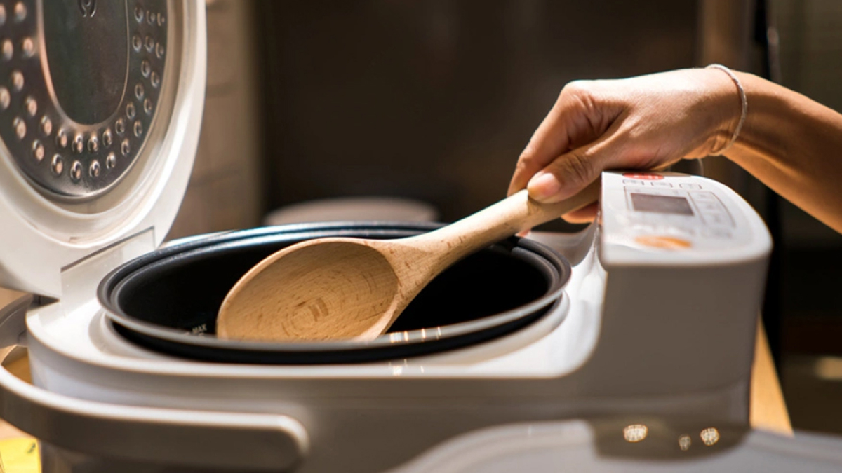 Person cooking with Cuckoo product